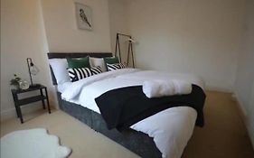 Contractors Sleeps 4 - Excellent Road Links Free Parking And Wifi